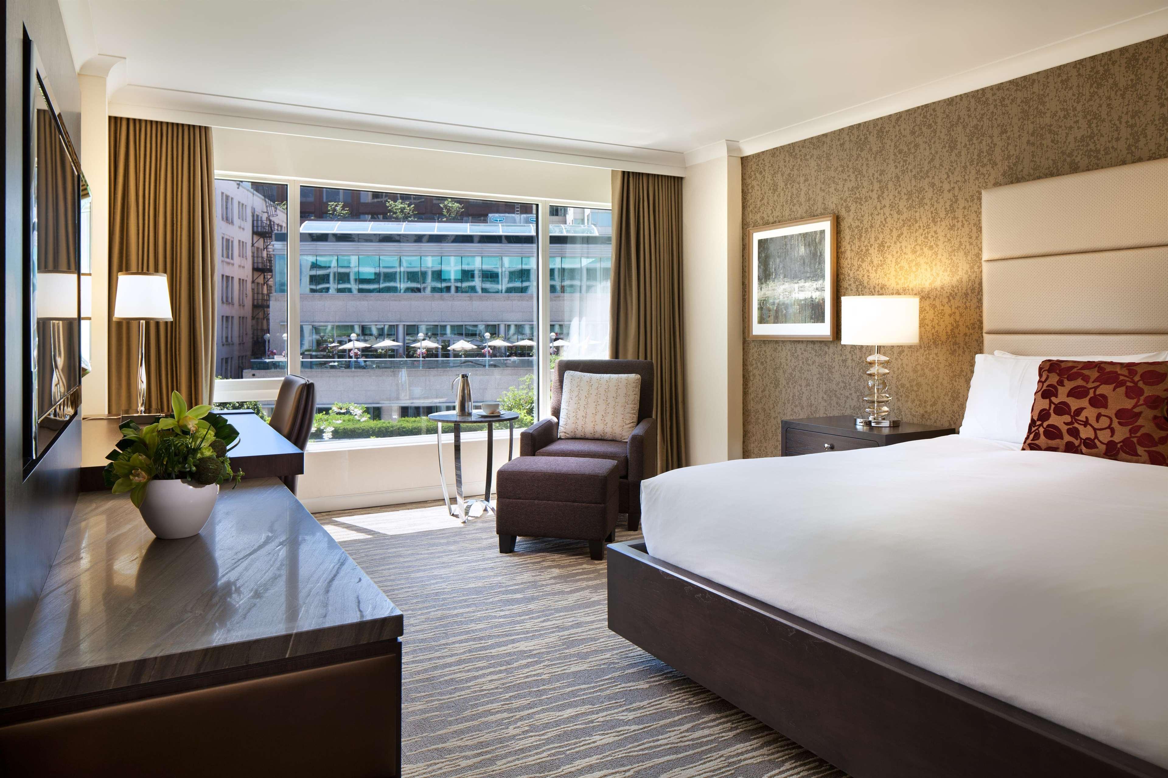 Fairmont Waterfront Otel Vancouver Dış mekan fotoğraf A guest room at the Four Seasons Hotel