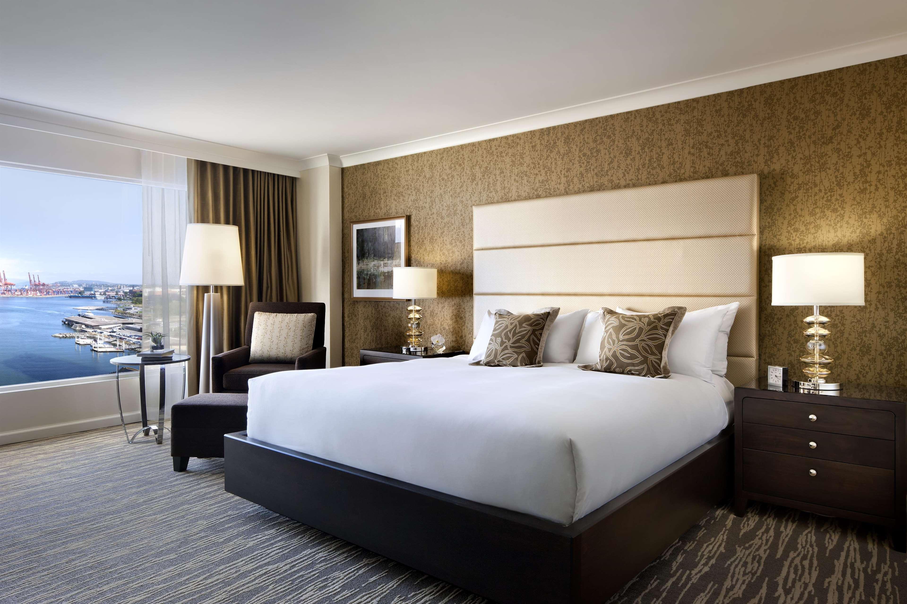 Fairmont Waterfront Otel Vancouver Dış mekan fotoğraf A guest room at the Hilton San Diego Bayfront