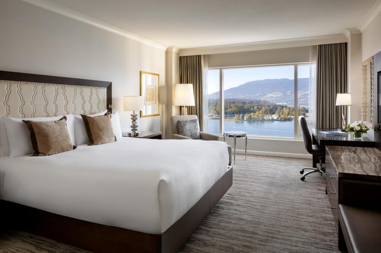 Fairmont Waterfront Otel Vancouver Dış mekan fotoğraf A guest room at the Fairmont Hotel Vancouver
