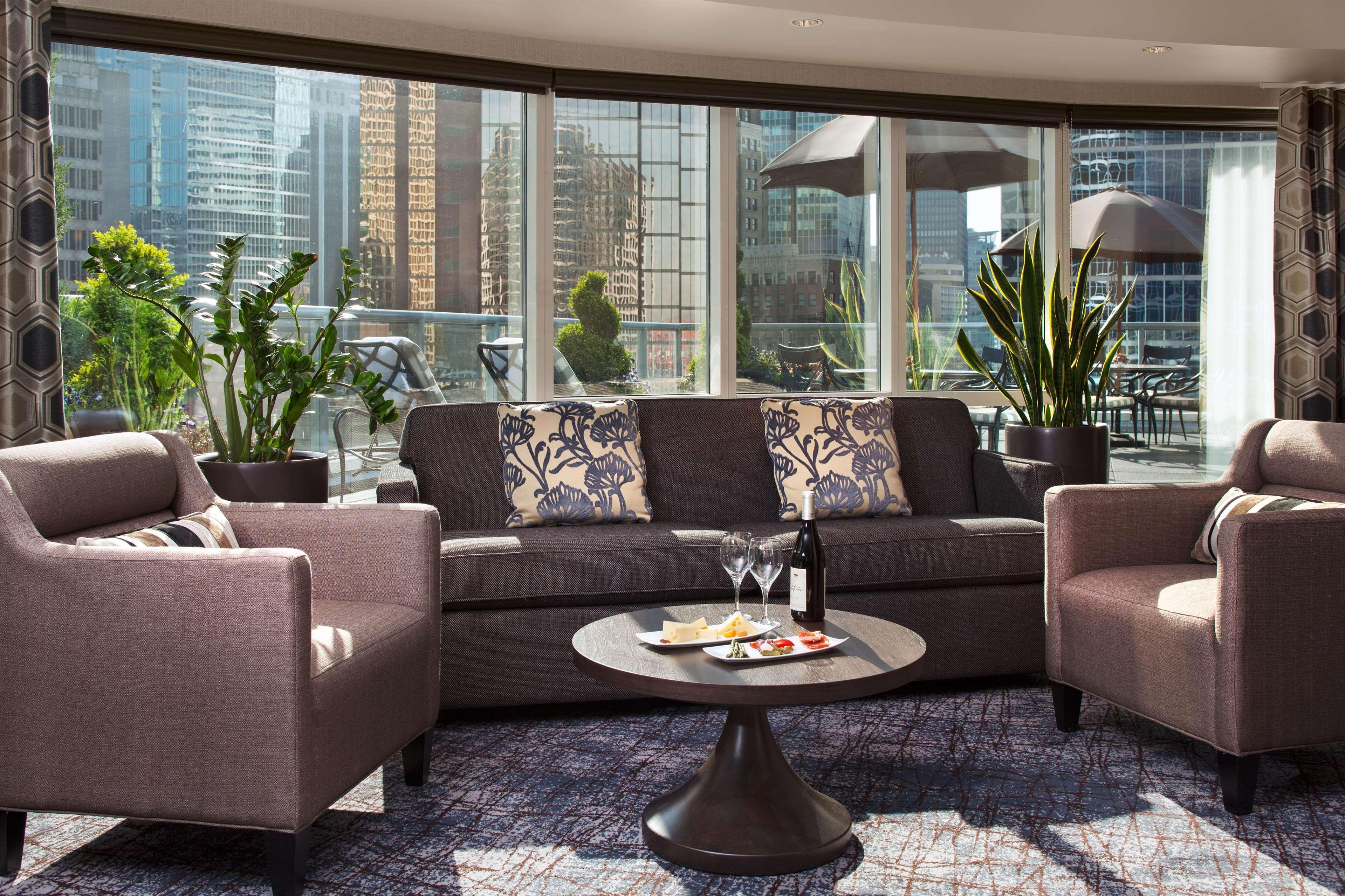 Fairmont Waterfront Otel Vancouver Dış mekan fotoğraf The Club Lounge at the Ritz-Carlton, Hong Kong