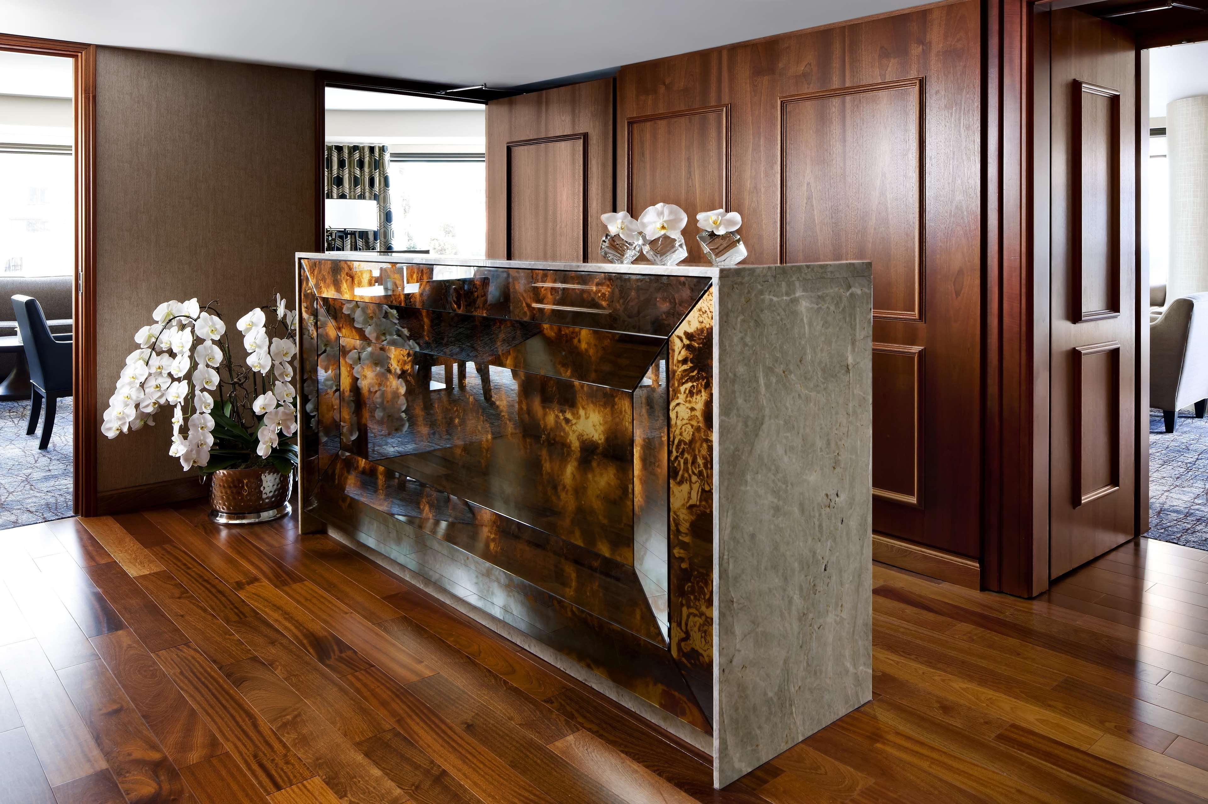 Fairmont Waterfront Otel Vancouver Dış mekan fotoğraf Reception desk
