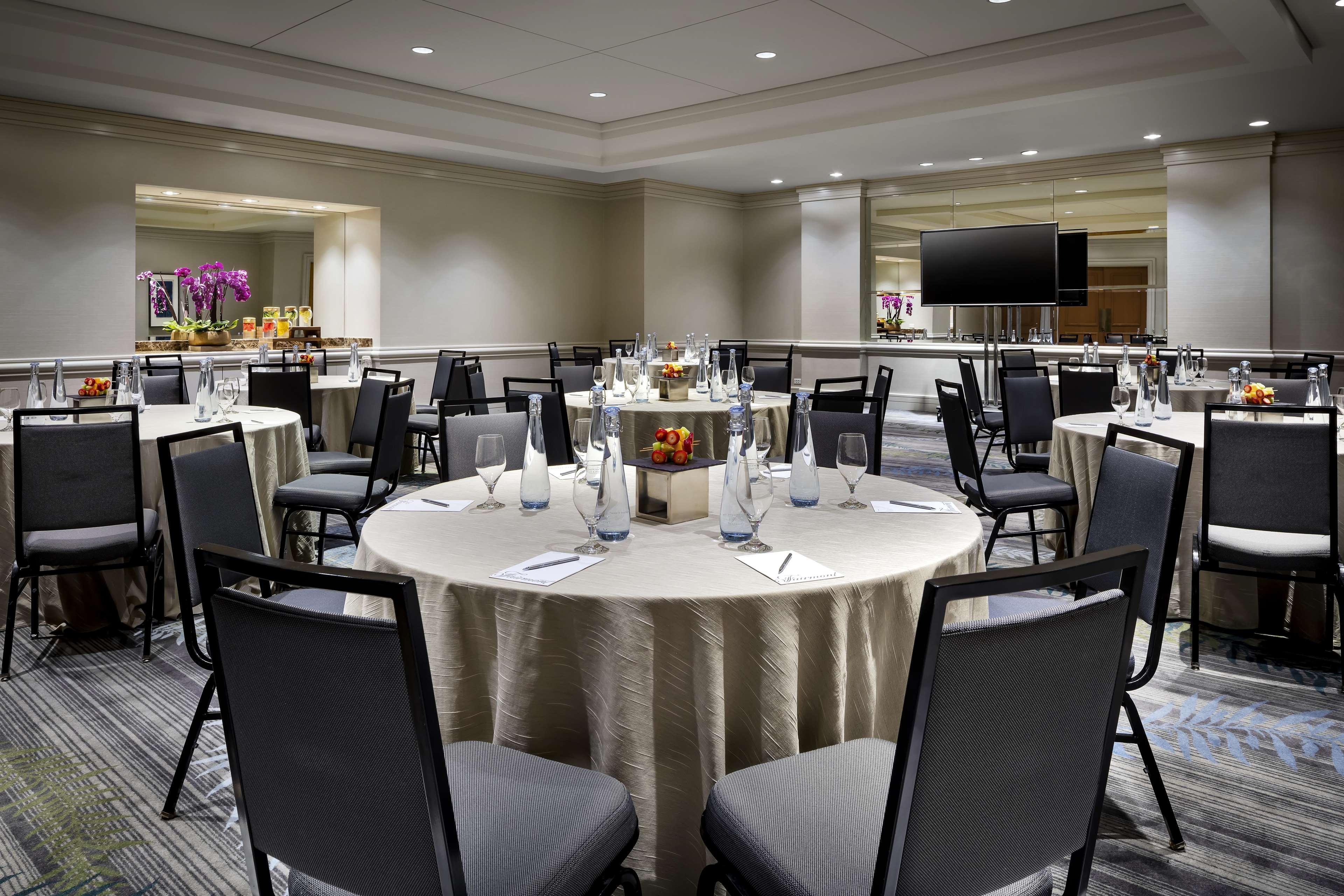 Fairmont Waterfront Otel Vancouver Dış mekan fotoğraf The Westin Detroit-Renaissance