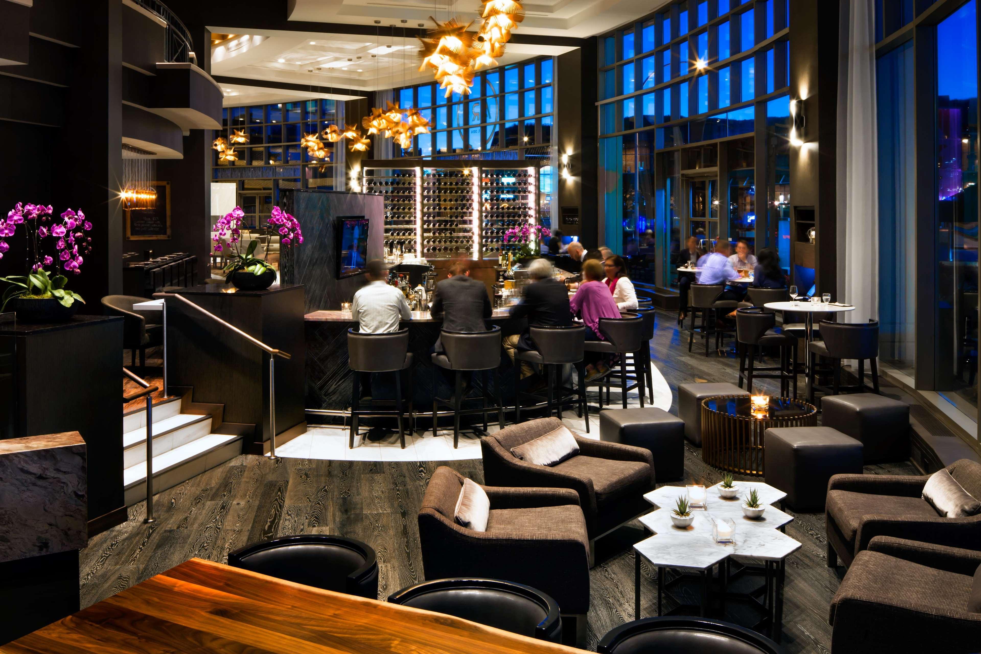 Fairmont Waterfront Otel Vancouver Dış mekan fotoğraf The bar at the 19th floor