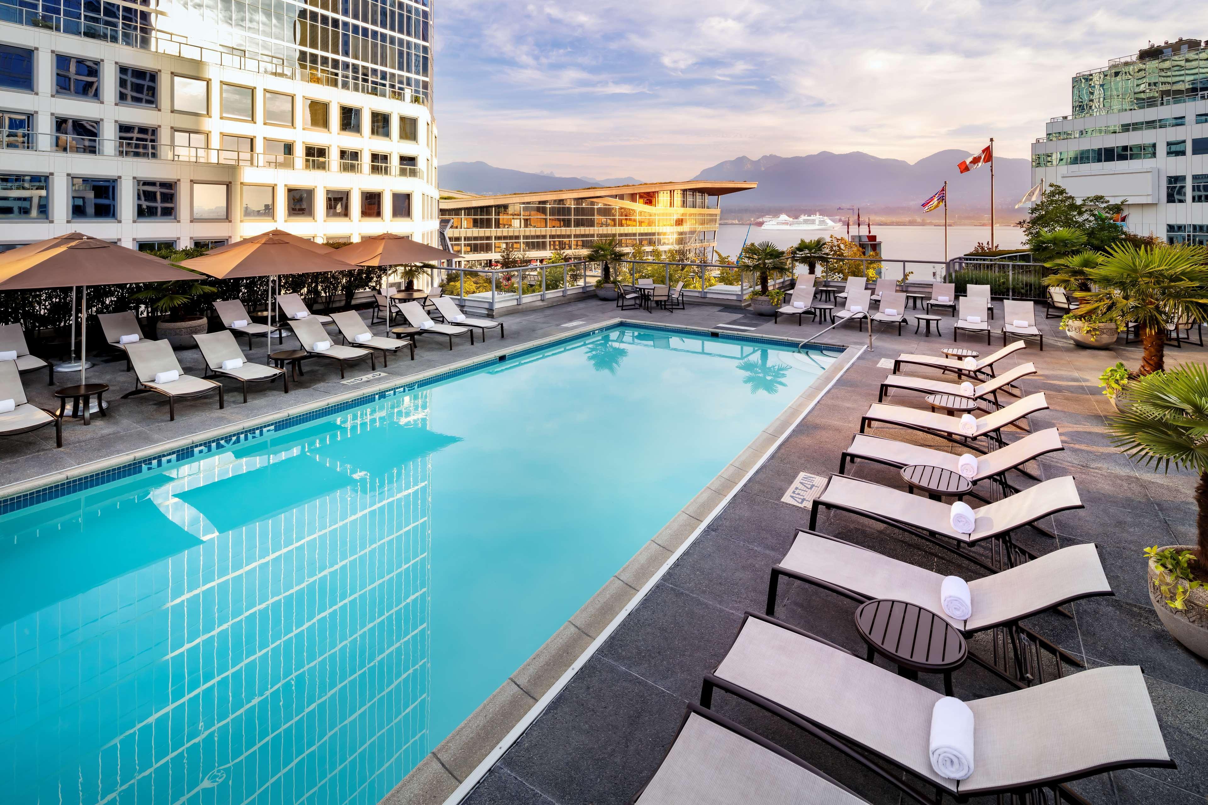 Fairmont Waterfront Otel Vancouver Dış mekan fotoğraf The pool at the Hotel Arts