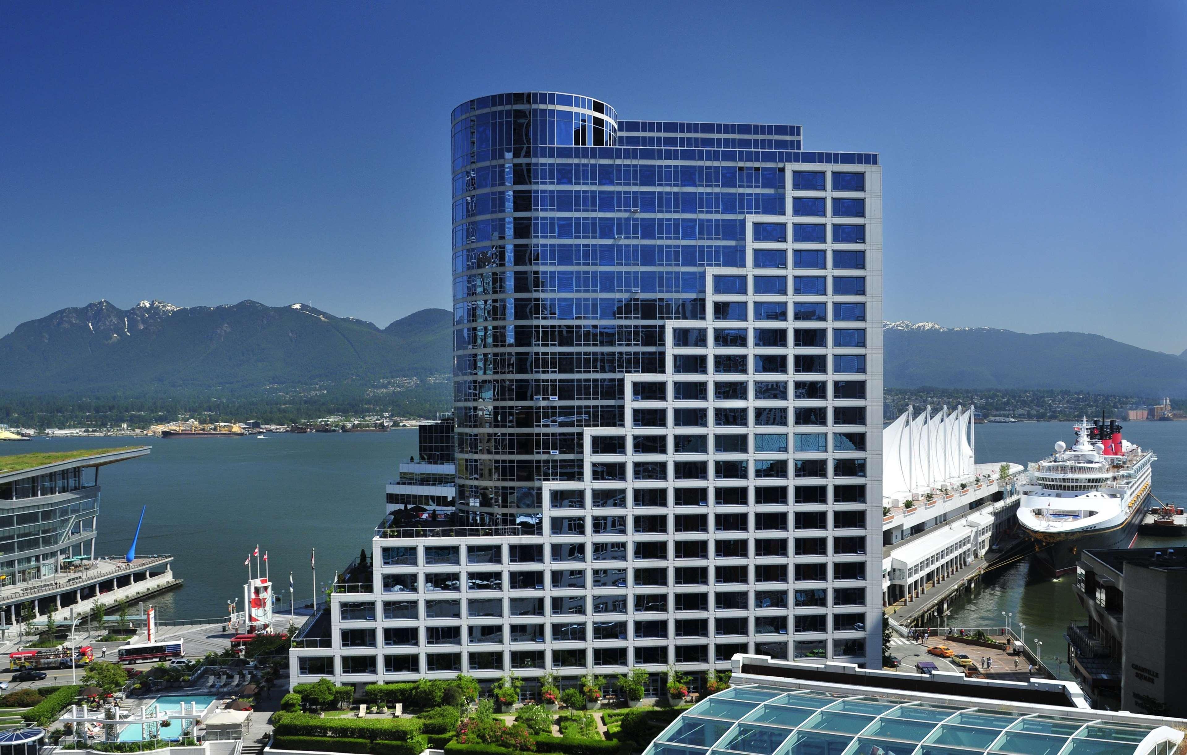 Fairmont Waterfront Otel Vancouver Dış mekan fotoğraf Shaw Tower, the company's headquarters in Vancouver