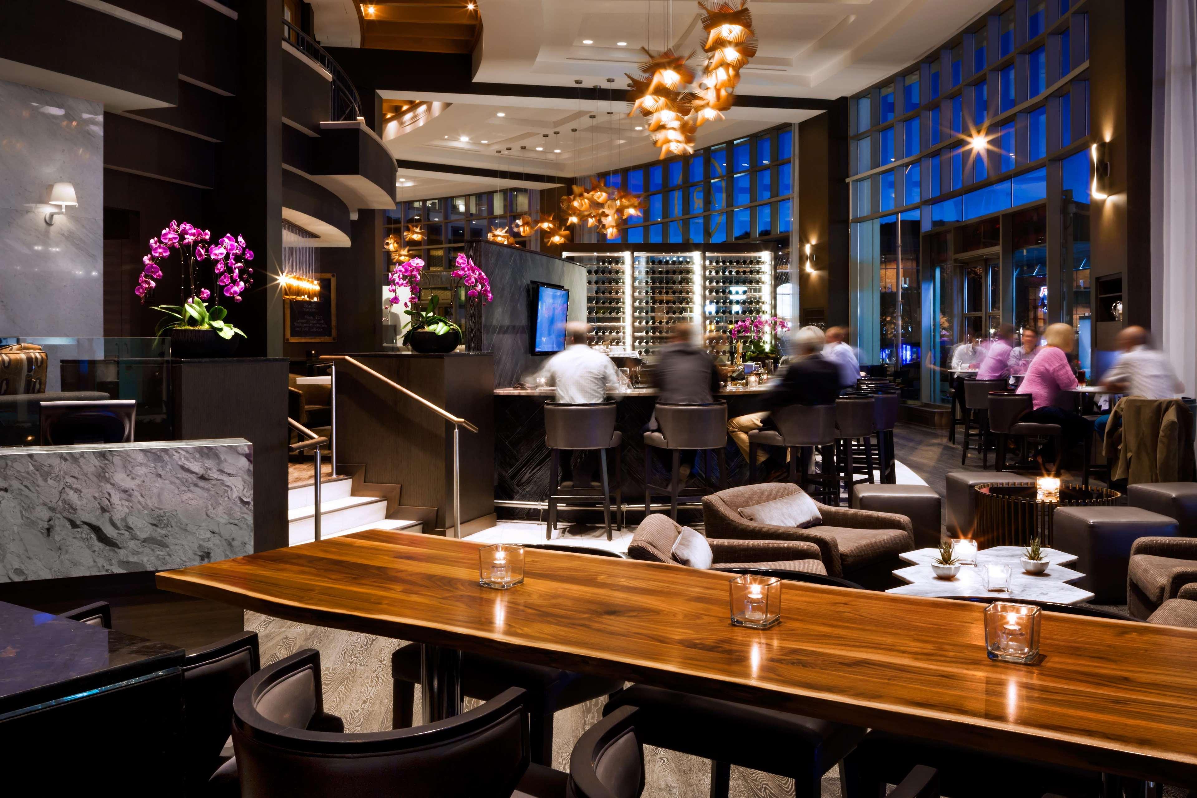 Fairmont Waterfront Otel Vancouver Dış mekan fotoğraf The bar at the restaurant