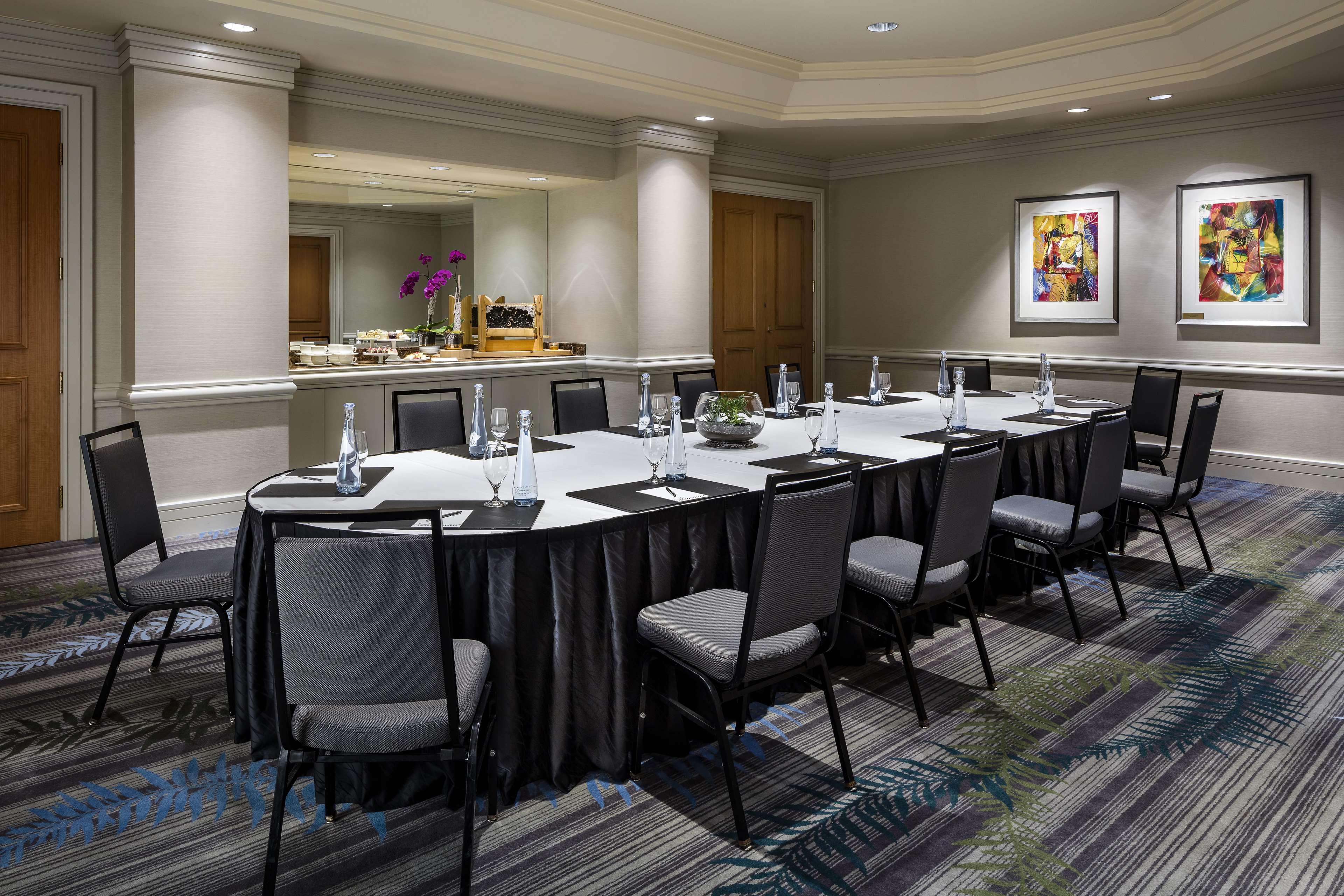 Fairmont Waterfront Otel Vancouver Dış mekan fotoğraf A boardroom at a hotel