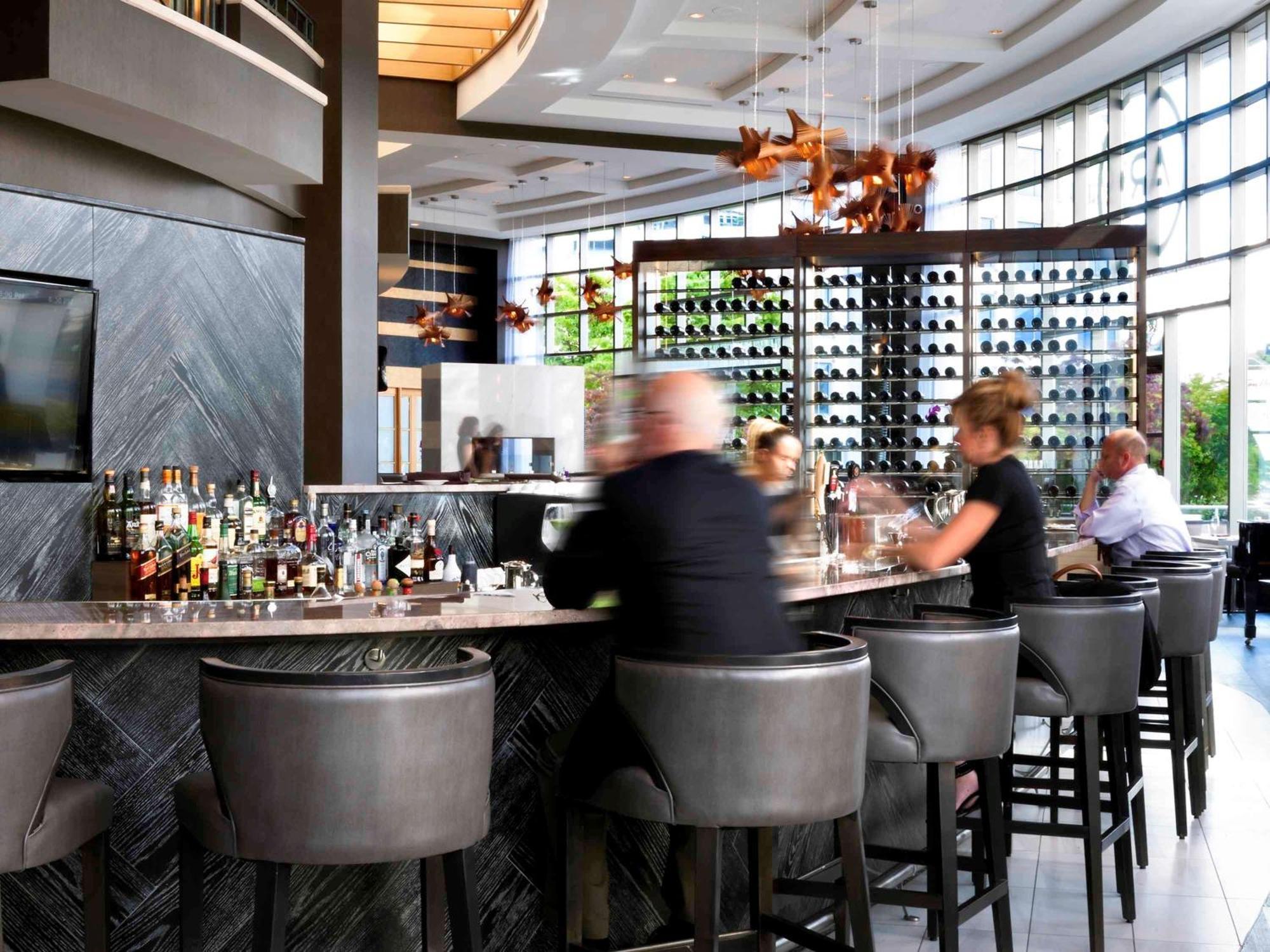 Fairmont Waterfront Otel Vancouver Dış mekan fotoğraf The bar at the restaurant
