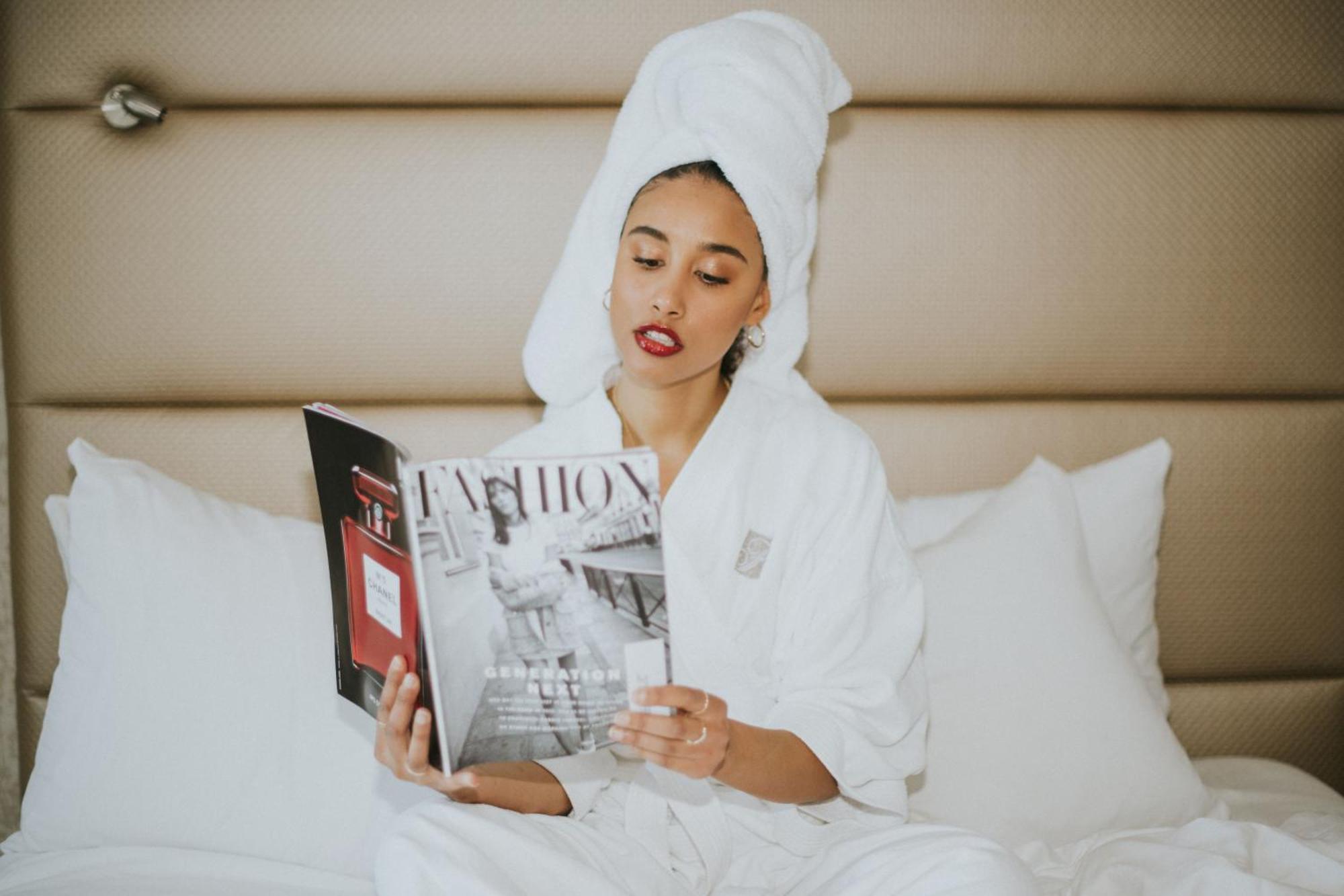 Fairmont Waterfront Otel Vancouver Dış mekan fotoğraf A woman wearing a bathrobe