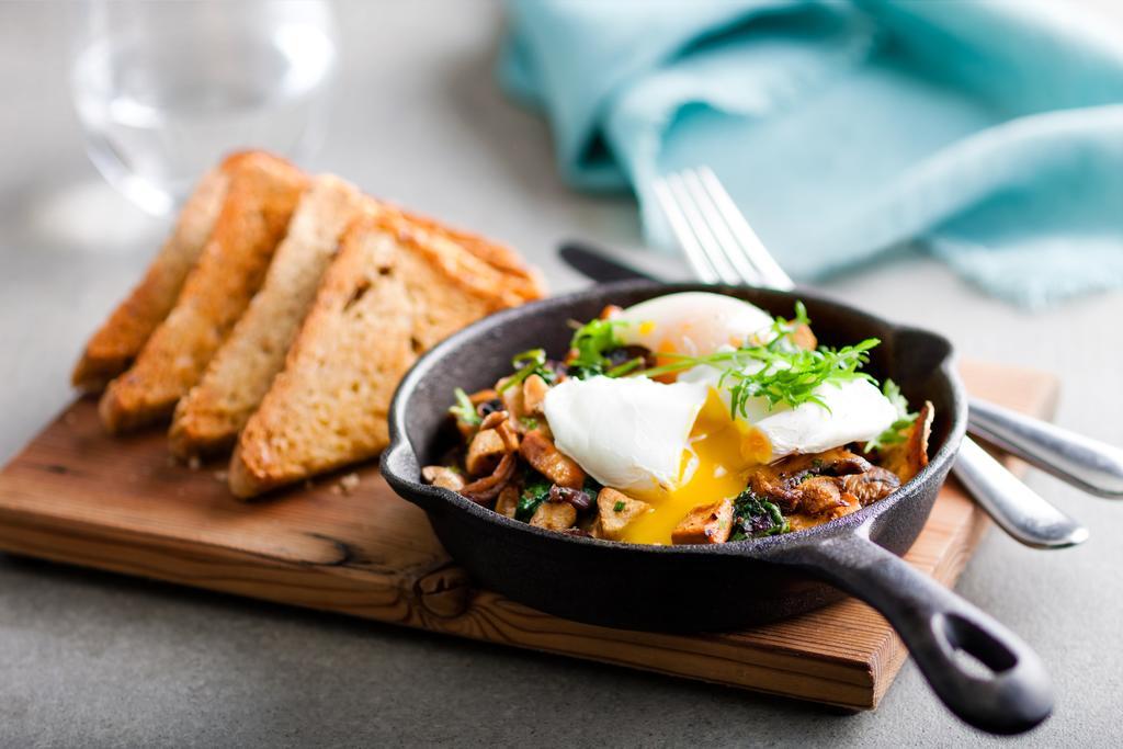 Fairmont Waterfront Otel Vancouver Dış mekan fotoğraf Poached eggs with mushrooms