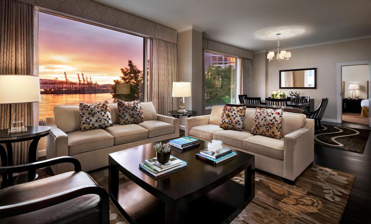 Fairmont Waterfront Otel Vancouver Dış mekan fotoğraf A living room at The Ritz-Carlton, Boston