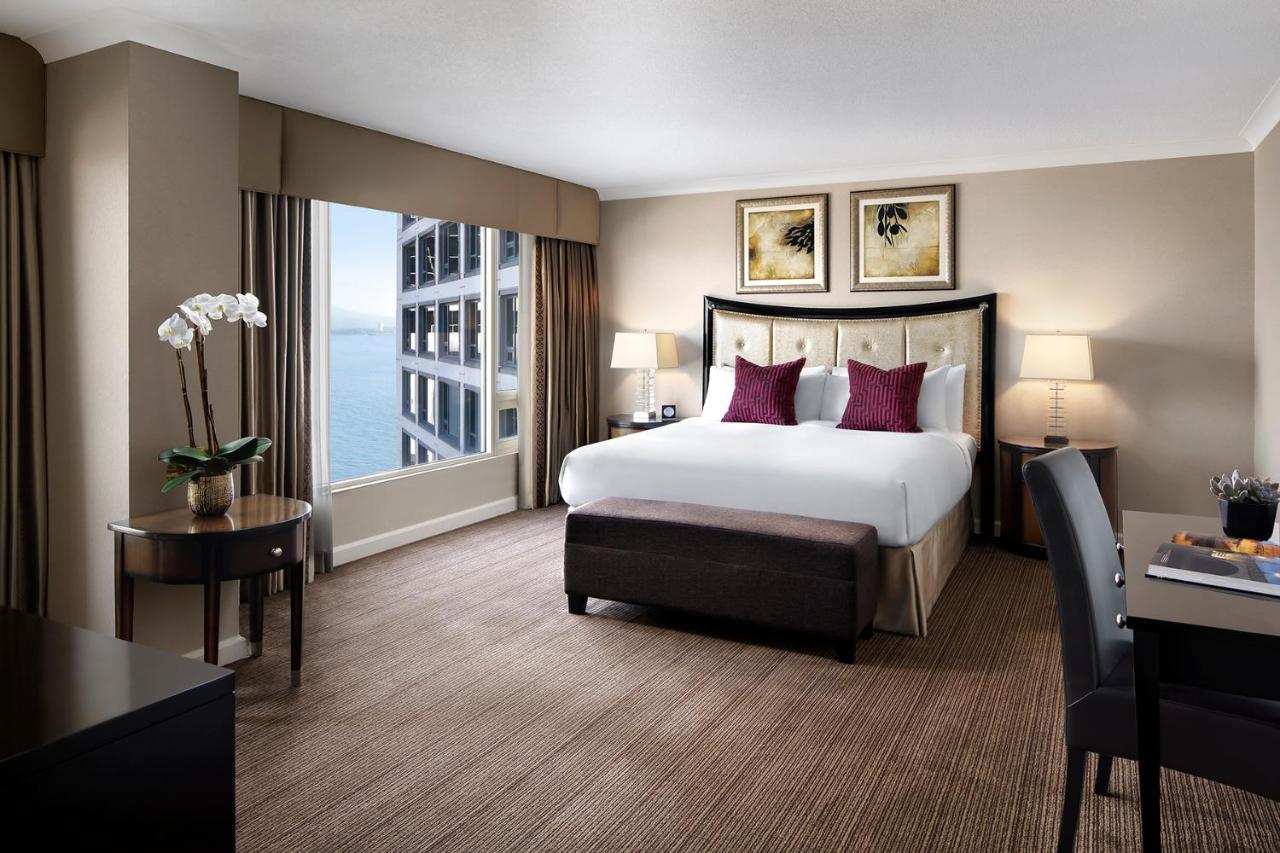 Fairmont Waterfront Otel Vancouver Dış mekan fotoğraf A guest room at the Four Seasons Hotel