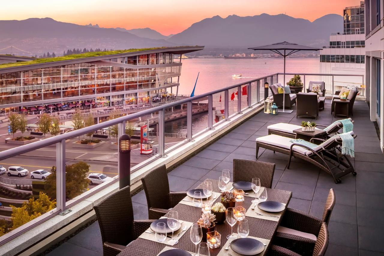Fairmont Waterfront Otel Vancouver Dış mekan fotoğraf The rooftop patio at the Hotel Arts