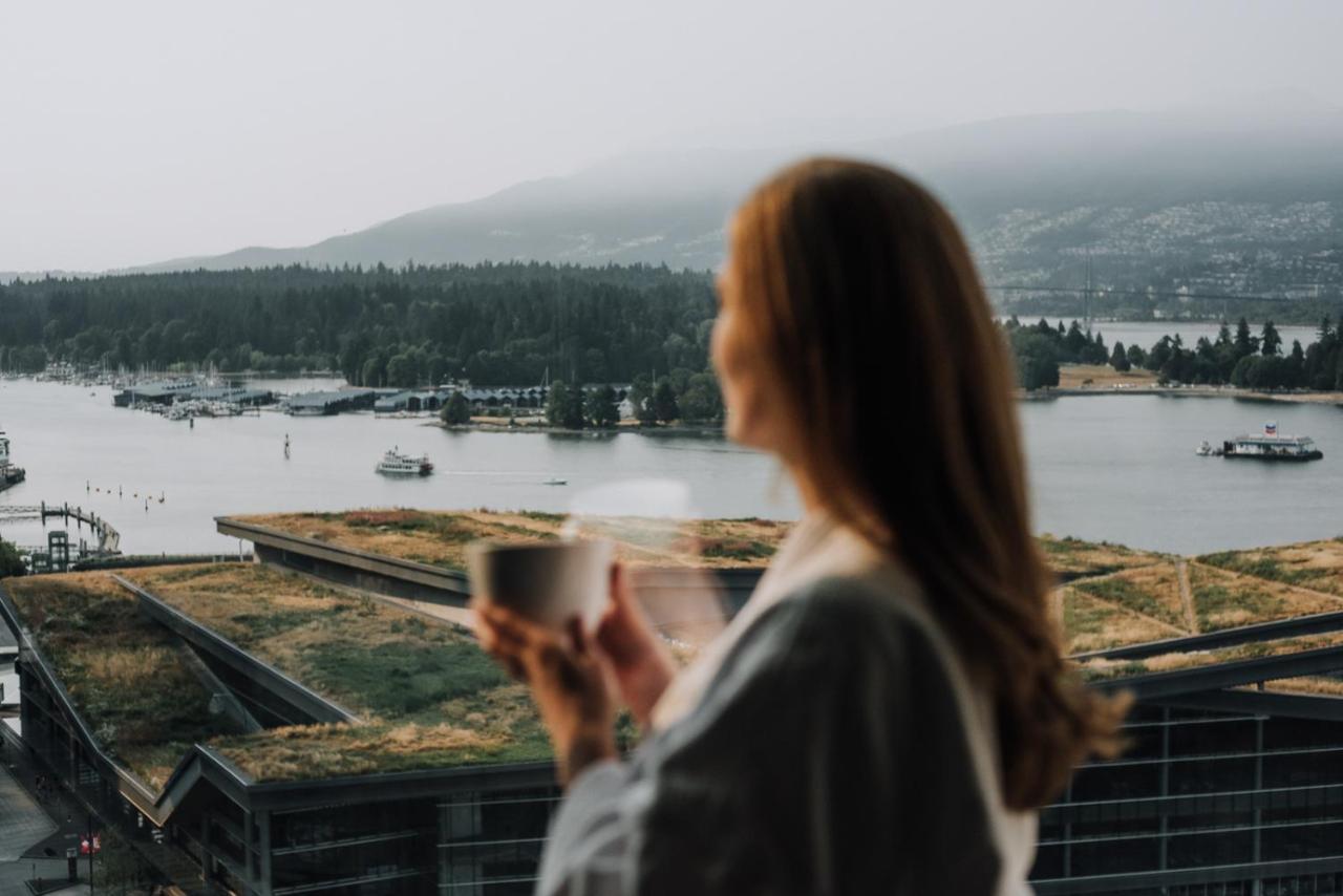 Fairmont Waterfront Otel Vancouver Dış mekan fotoğraf A woman drinking coffee
