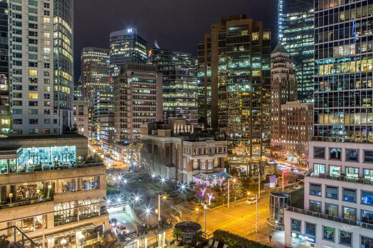Fairmont Waterfront Otel Vancouver Dış mekan fotoğraf The Financial District at night