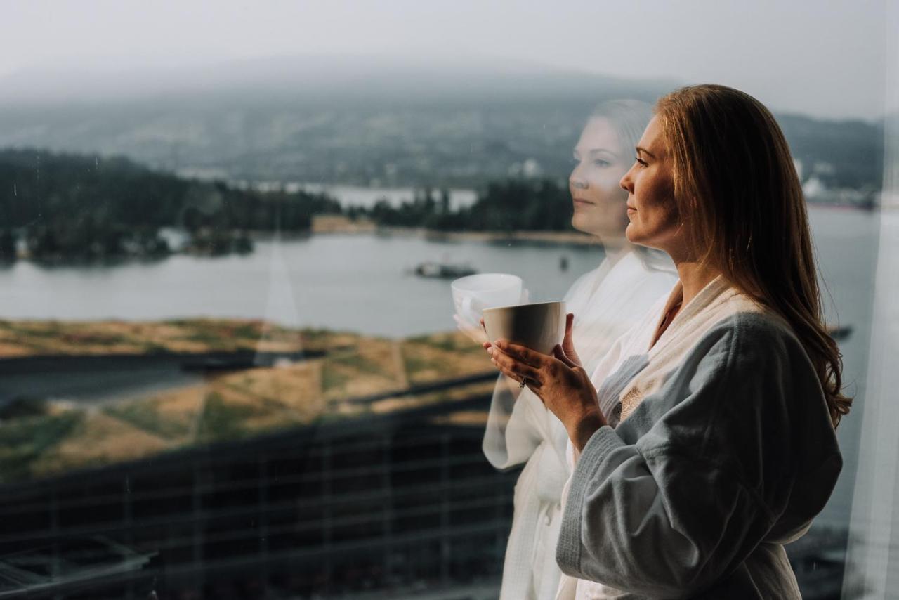 Fairmont Waterfront Otel Vancouver Dış mekan fotoğraf A woman wearing a bathrobe
