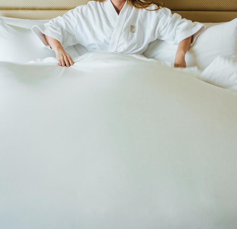 Fairmont Waterfront Otel Vancouver Dış mekan fotoğraf A woman in a bathrobe