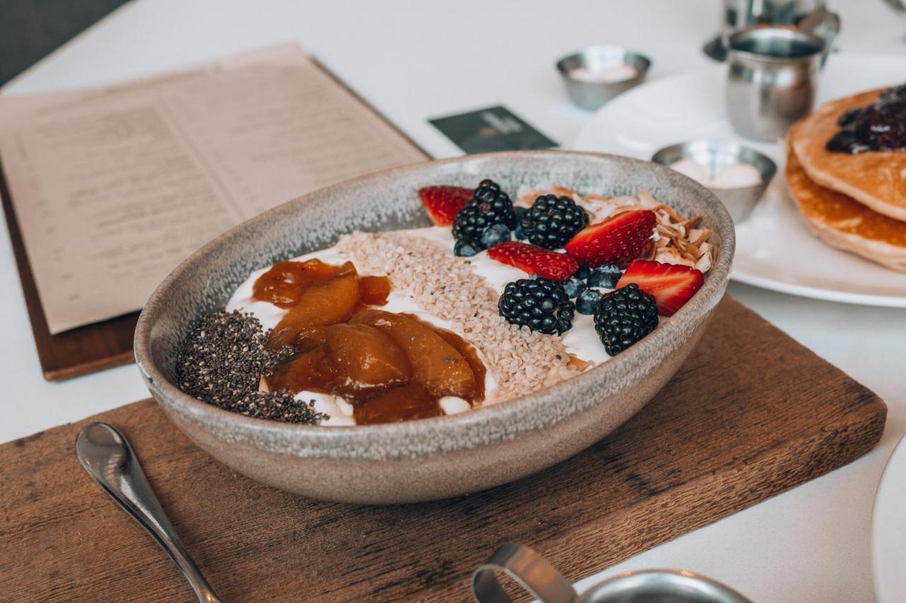 Fairmont Waterfront Otel Vancouver Dış mekan fotoğraf Chia pudding with fruit